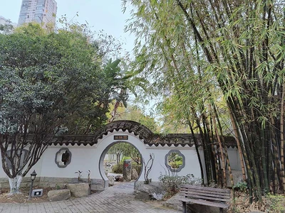 园内一个月亮门 缩略图