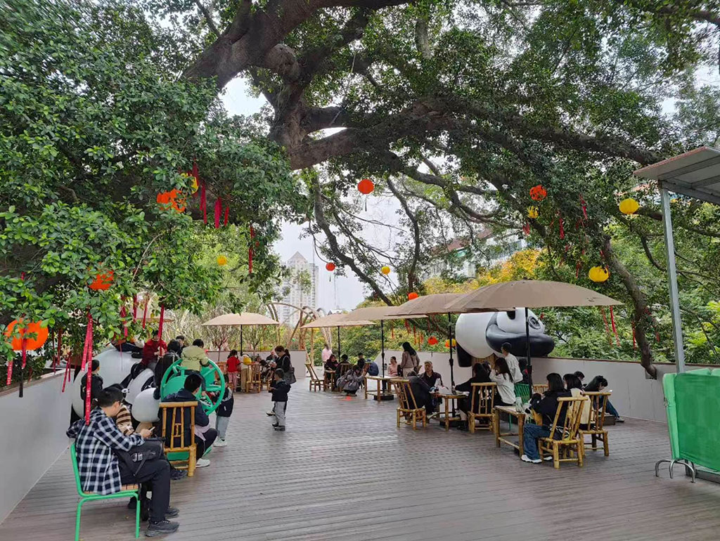游客中心边上休息的地方，坐满了